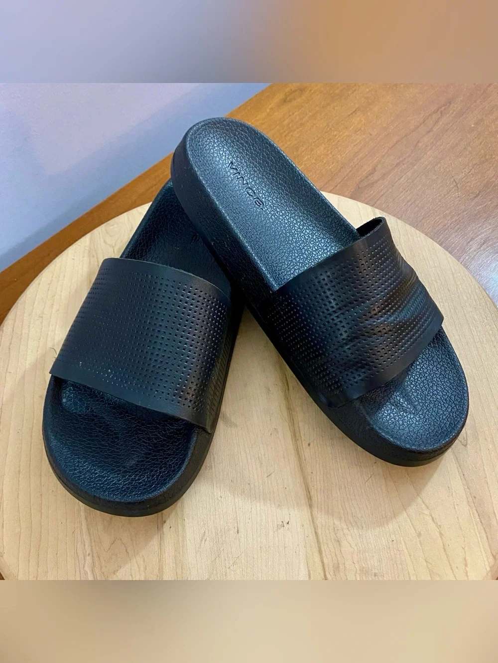 Vince Winston Perforated Leather Slide Sandals Mens Size 8.5 M Black Luxury